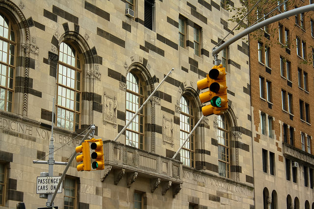 Foto mostrando semáforo com luz verde, New York, 2015